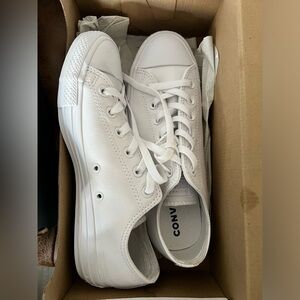 Converse Chuck Taylor All Star Leather
Low Top Shoes
